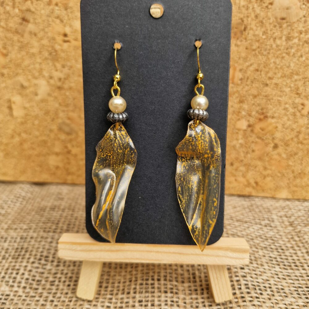 Boucles d’oreilles plastique recyclé doré – 8 cm – pièce unique – acier inoxydable doré