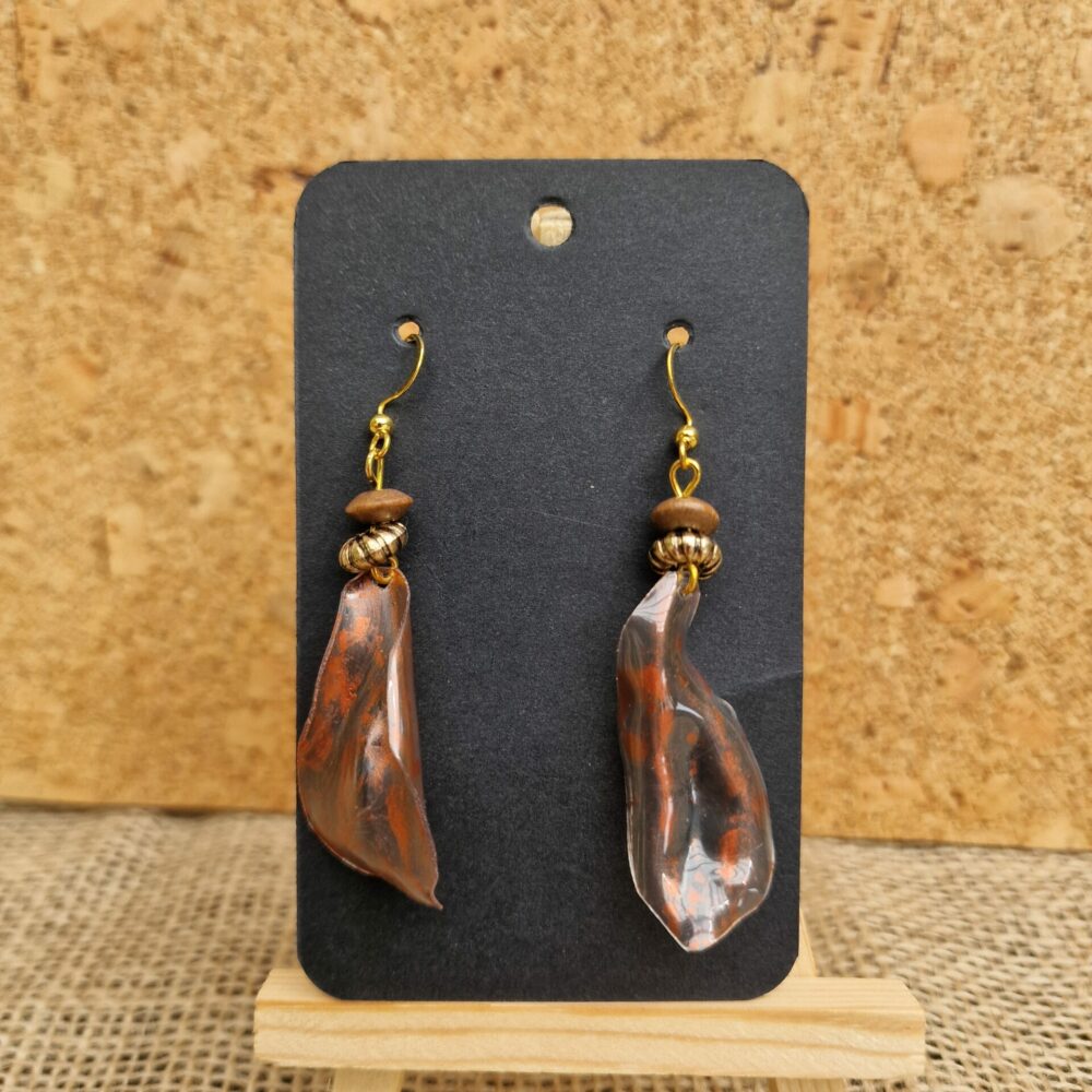 Boucles d’oreilles plastique recyclé brun/cuivré – 7 cm – pièce unique – acier inoxydable doré