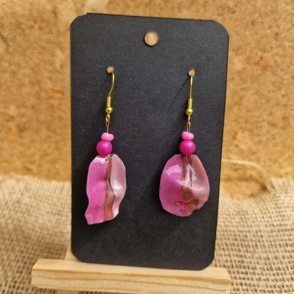 Boucles d’oreilles plastique recyclé rose (doré – 5 cm)