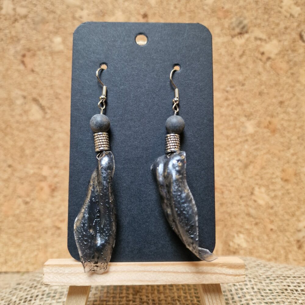 Boucles d’oreilles plastique recyclé noir/gris moucheté – 8 cm – pièce unique – acier inoxydable argenté