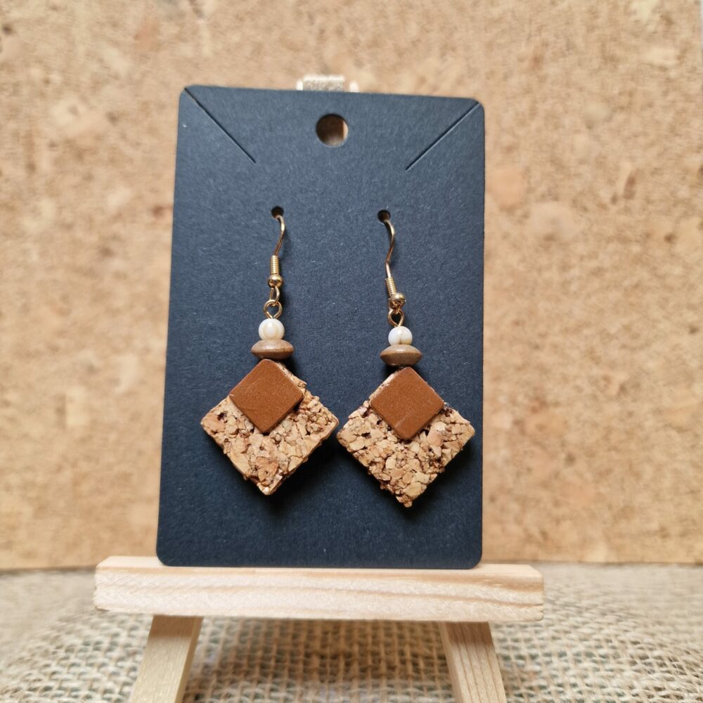 Boucles d’oreilles en liège naturel et cuir marron recyclés, attaches inox dorées – Cé’rénité