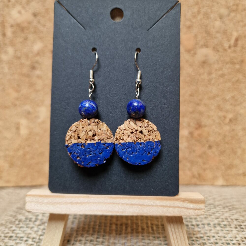 Boucles d’oreilles liège peint bleu – 6 cm – acier inoxydable argenté – pièce unique