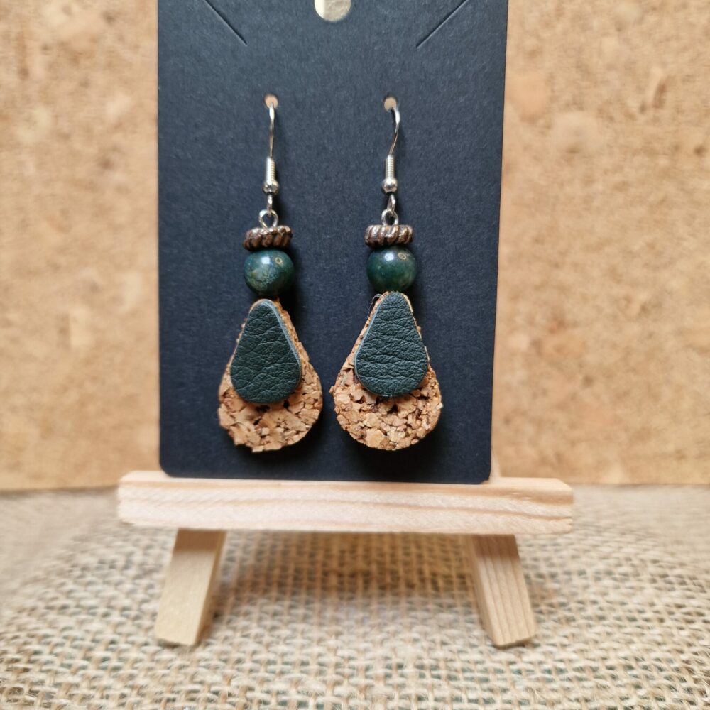 boucles d’oreilles, liège, cuir, vert, perles, bijoux upcycling, bijoux artisanaux, acier inoxydable, argenté, légères, 5 cm, pièces uniques