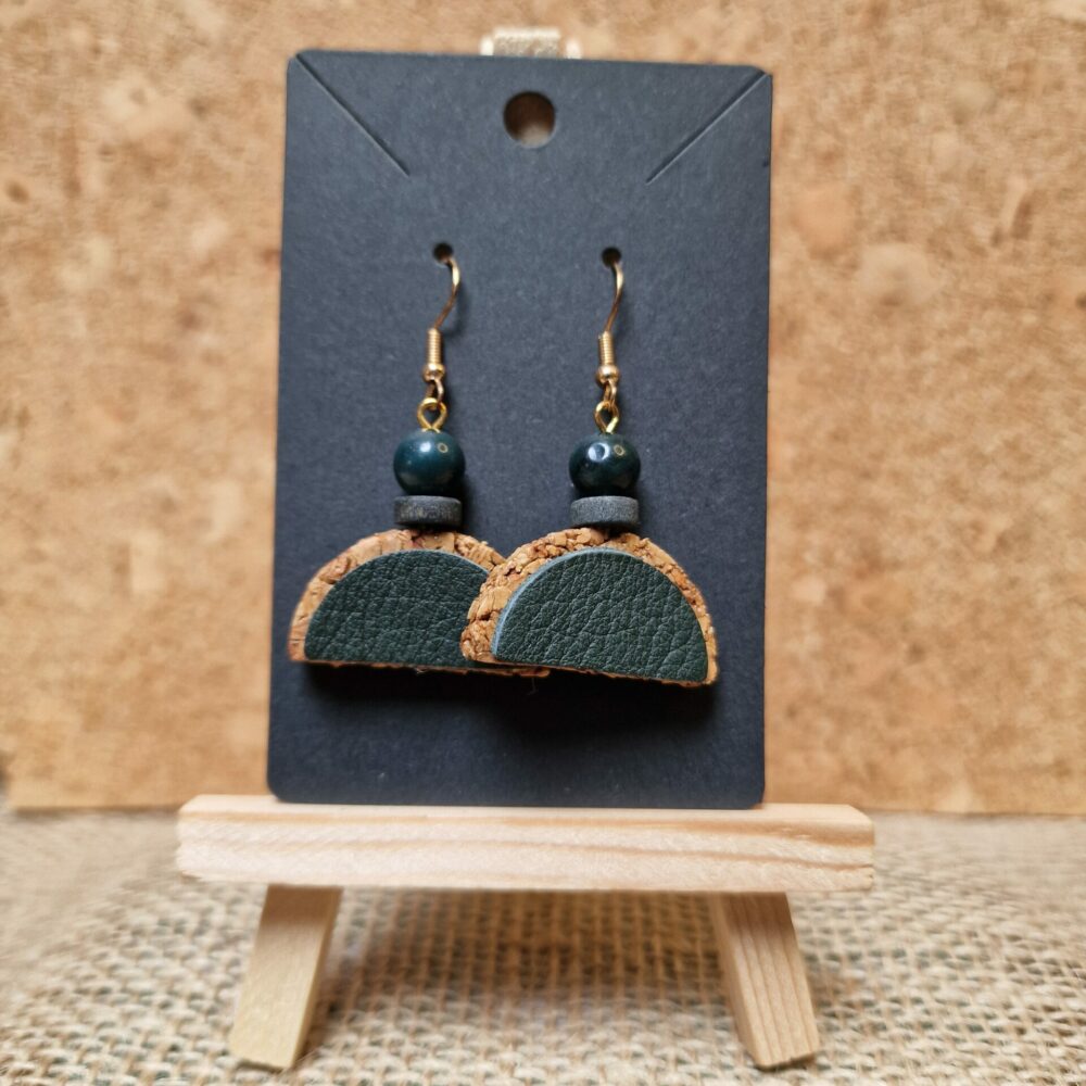 Boucles d’oreilles liège & cuir vert – 5 cm – pièce unique – acier inoxydable doré