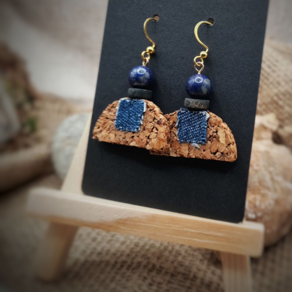 Boucles d’oreilles en liège naturel et jean recyclé bleu avec perles de récupération