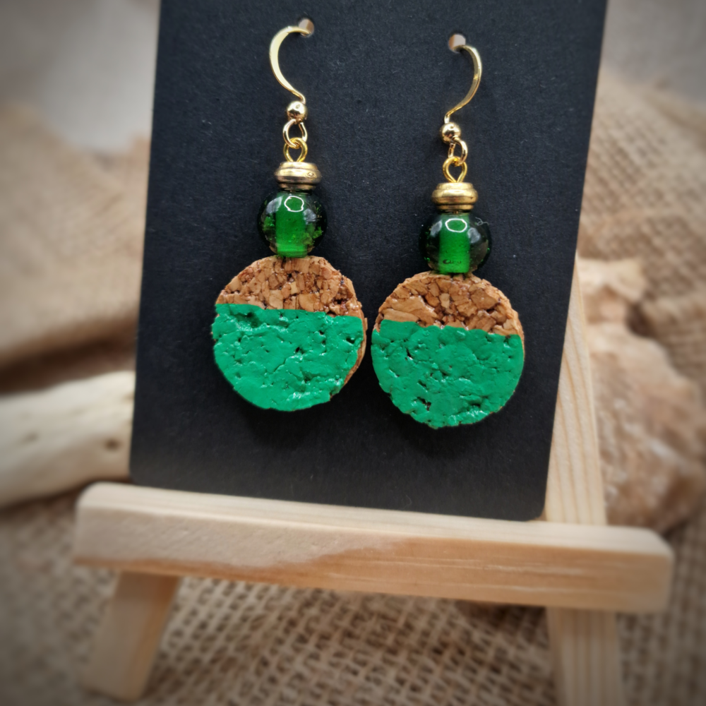 Boucles liège, peinture verte & perles de récupération (acier inoxydable – 5 cm)