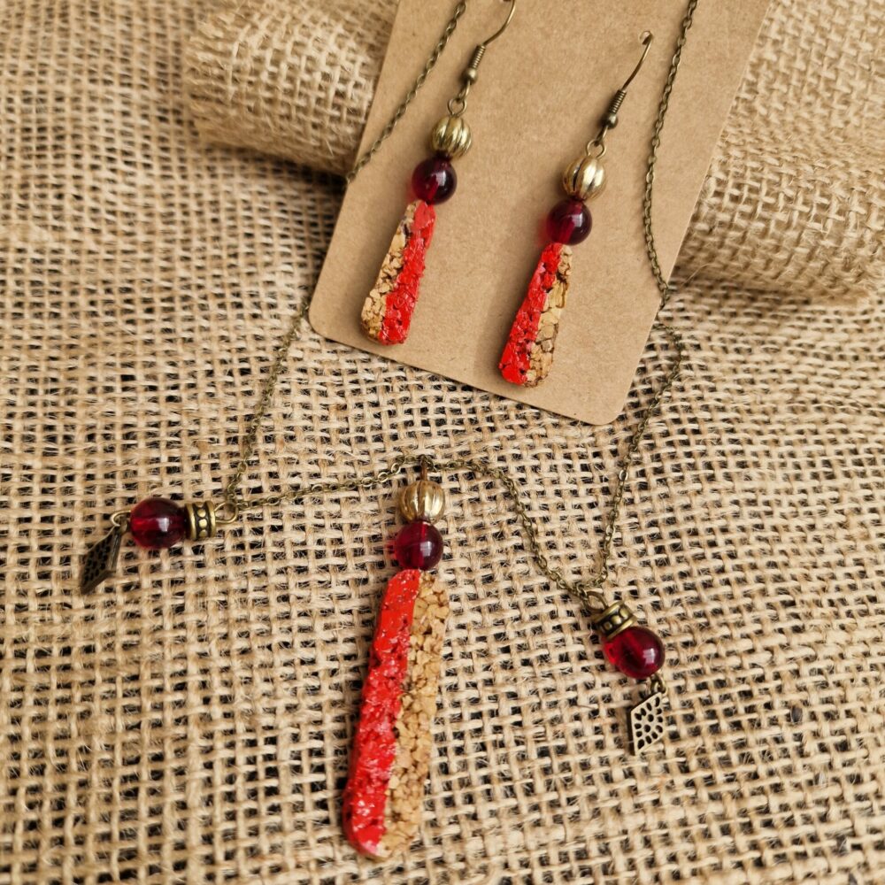 Parure artisanale composée d’un collier et de boucles d’oreilles en liège peint rouge, perles prune et dorées, attaches bronze