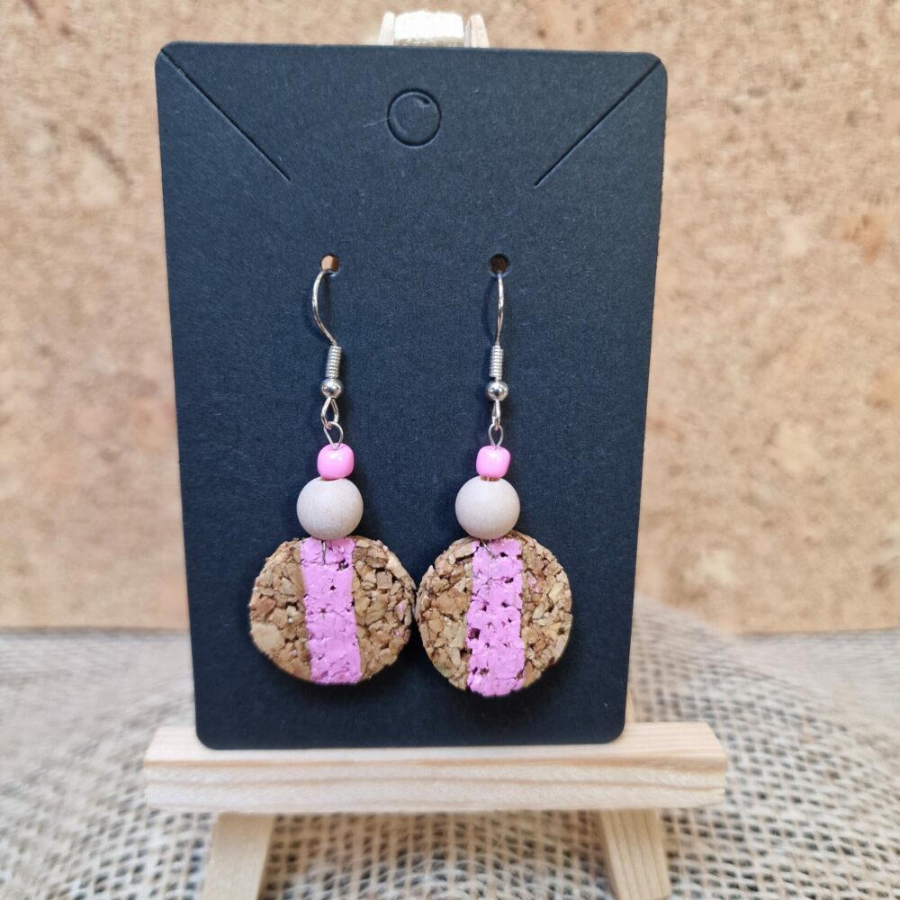 Boucles d’oreilles artisanales rondes en liège avec bande rose, perles bois et roses, attaches argentées en acier inoxydable – Cé’rénité