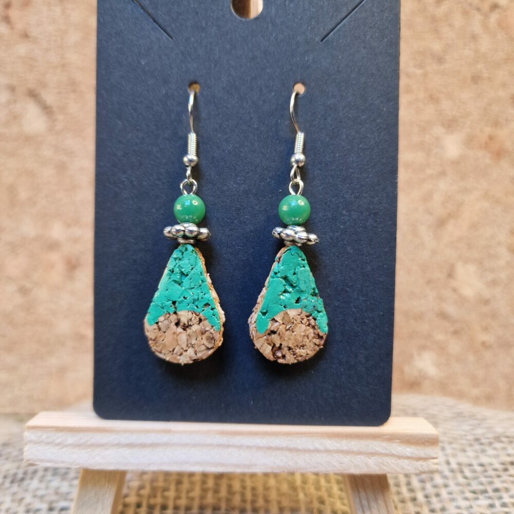 Boucles d’oreilles artisanales en liège et perles vertes, attaches argentées en acier inoxydable (6 cm) – Cé’rénité