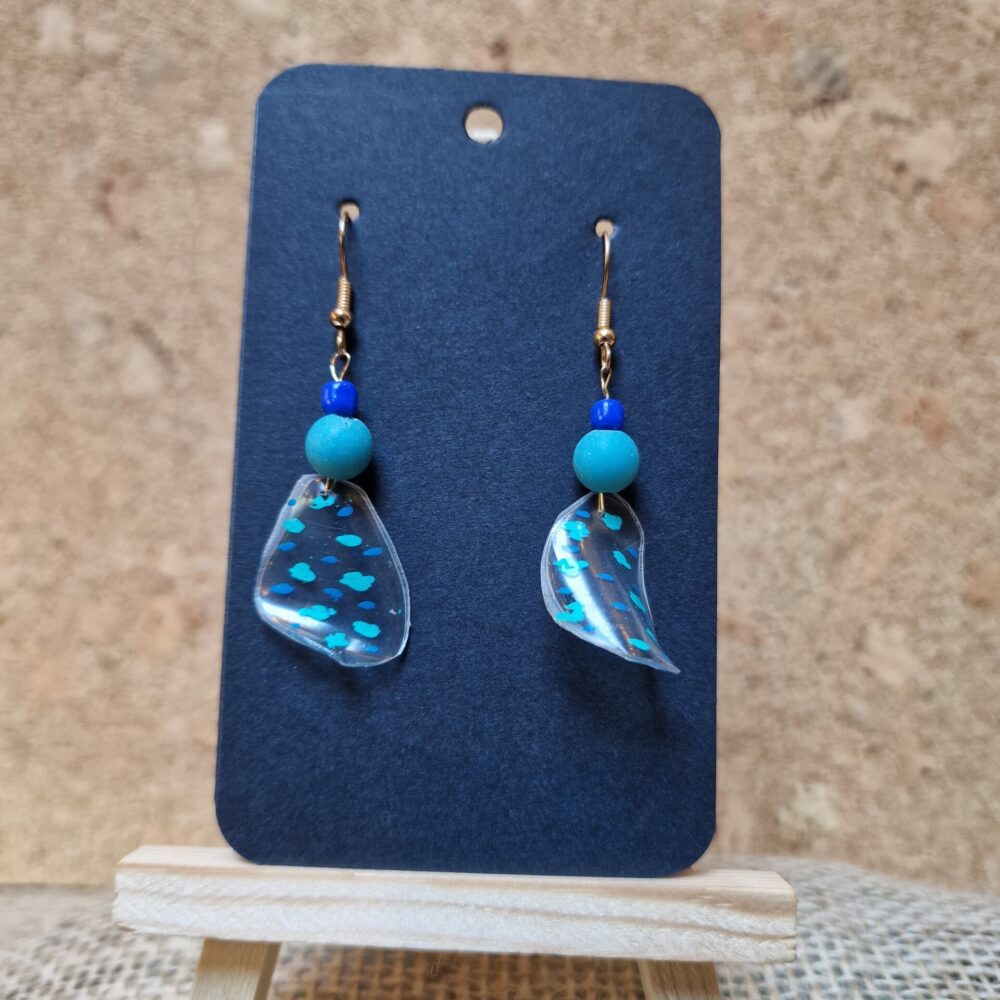 Boucles d’oreilles en plastique recyclé bleu et turquoise avec perles bleues, 6 cm – création artisanale Cé’rénité