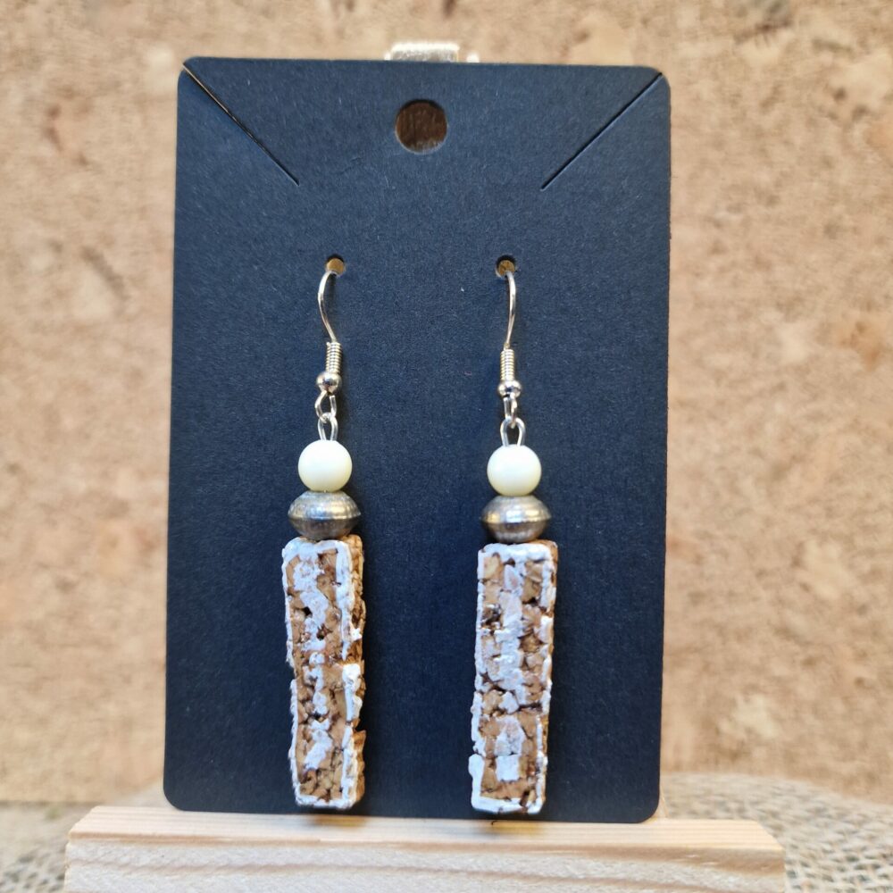 Boucles d’oreilles artisanales rectangulaires en liège peint en blanc, 6 cm, avec perles de récupération ivoire et attaches argentées, création Cé’rénité