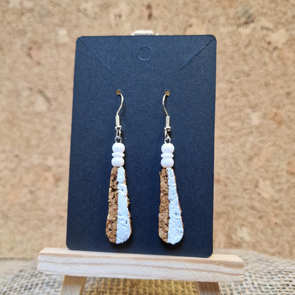 Boucles d’oreilles artisanales en liège peint en blanc avec perles de récupération blanches, 6 cm, création Cé’rénité