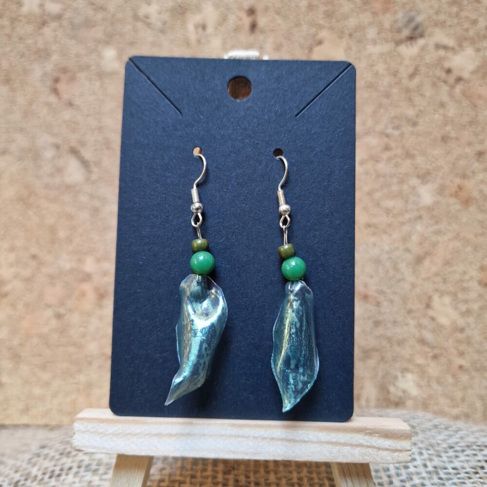 Boucles d’oreilles artisanales en plastique recyclé vert, 6 cm, avec perles de récupération assorties et attaches argentées, création Cé’rénité