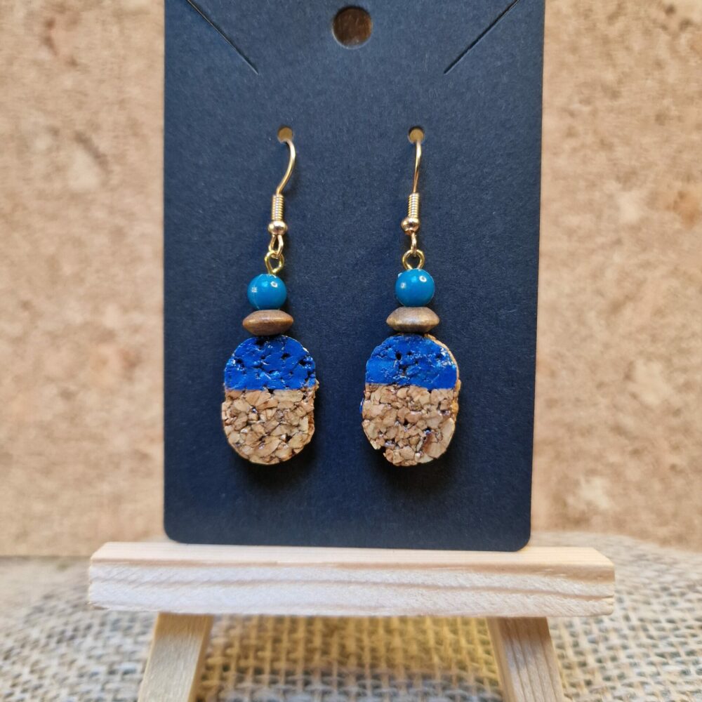 Boucles d’oreilles artisanales en liège et peinture bleue, 6 cm, avec perles de récupération et attaches dorées inoxydables, création Cé’rénité