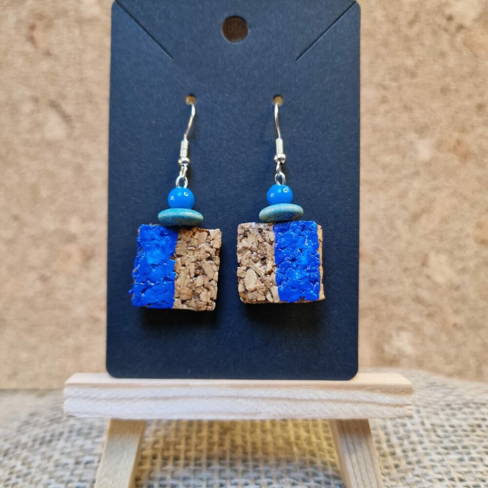 Boucles d’oreilles artisanales carrées en liège et plastique recyclé bleu, 6 cm, avec perles de récupération assorties et attaches argentées, création Cé’rénité