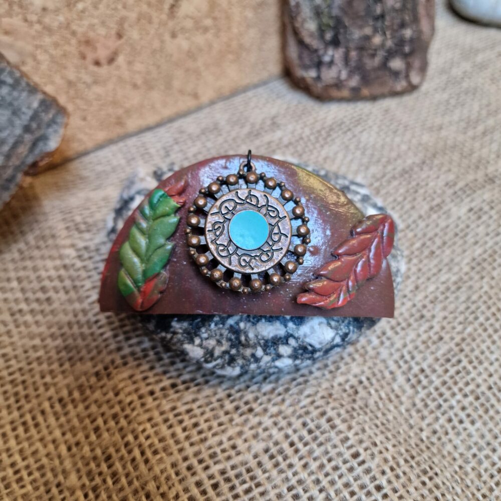 Pince à cheveux artisanale en pâte polymère, décor feuilles colorées et médaillon turquoise central, métal argenté – Cé’rénité.