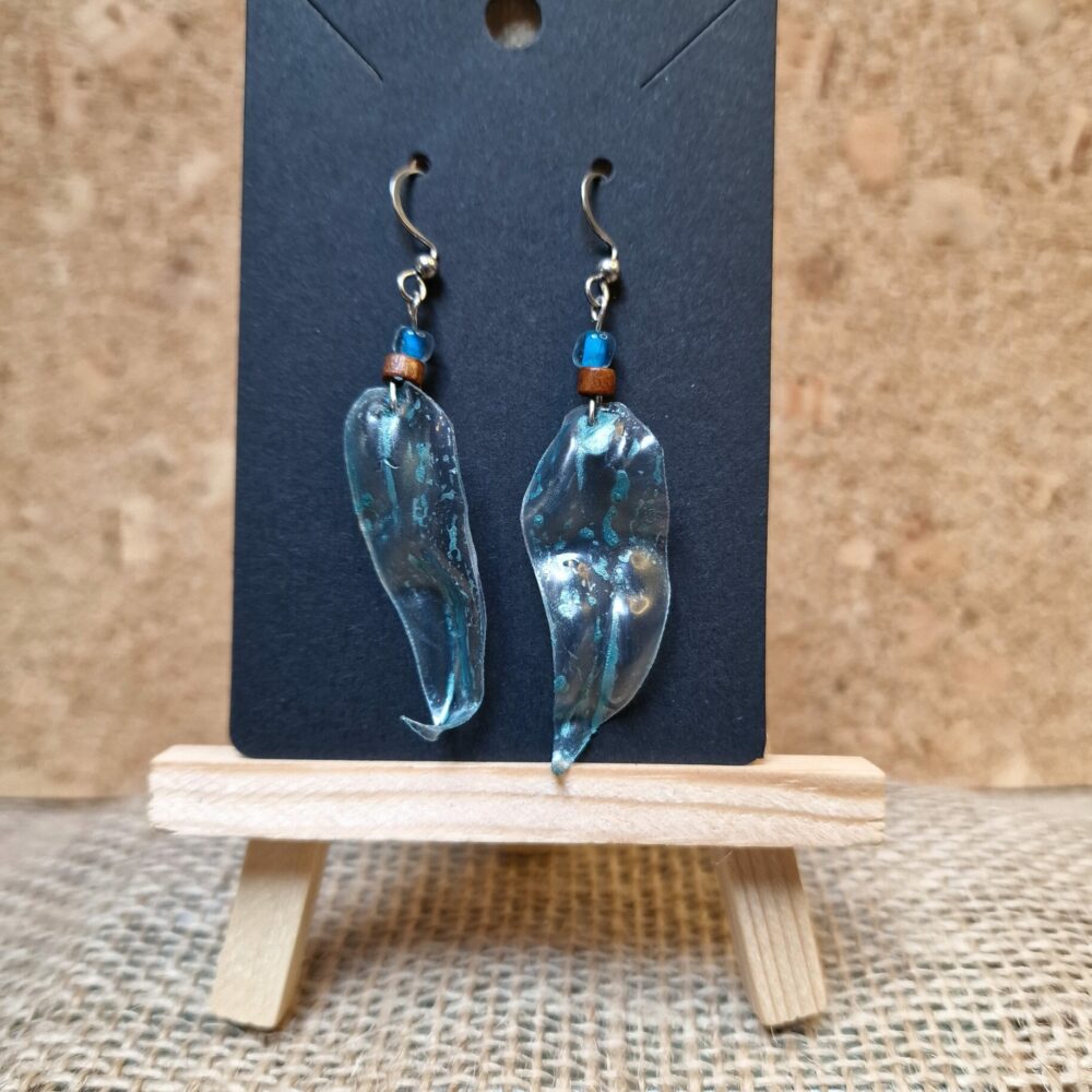 Boucles d’oreilles artisanales en plastique recyclé bleu métallisé, perles de récupération bleues et brunes, attaches argentées inoxydables, création Cé’rénité