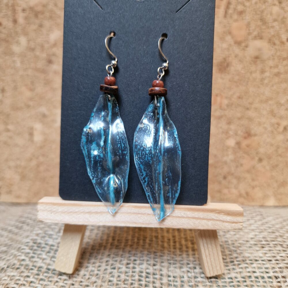 Boucles d’oreilles artisanales en plastique recyclé bleu acier, 6 cm, avec perles de récupération brun et cuivre, attaches argentées, création Cé’rénité