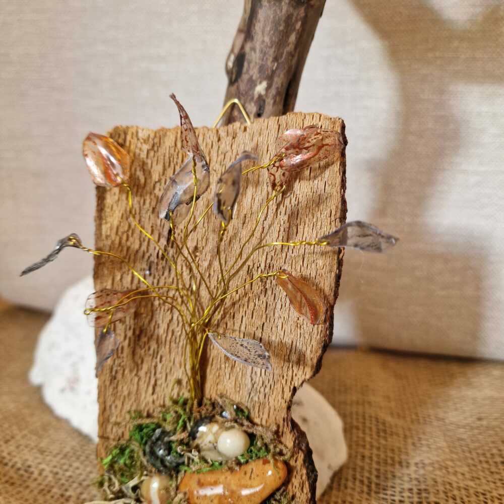 Création artisanale Cé’rénité représentant un petit arbre d’automne réalisé à la main avec bois, mousse, fil doré et plastique recyclé.