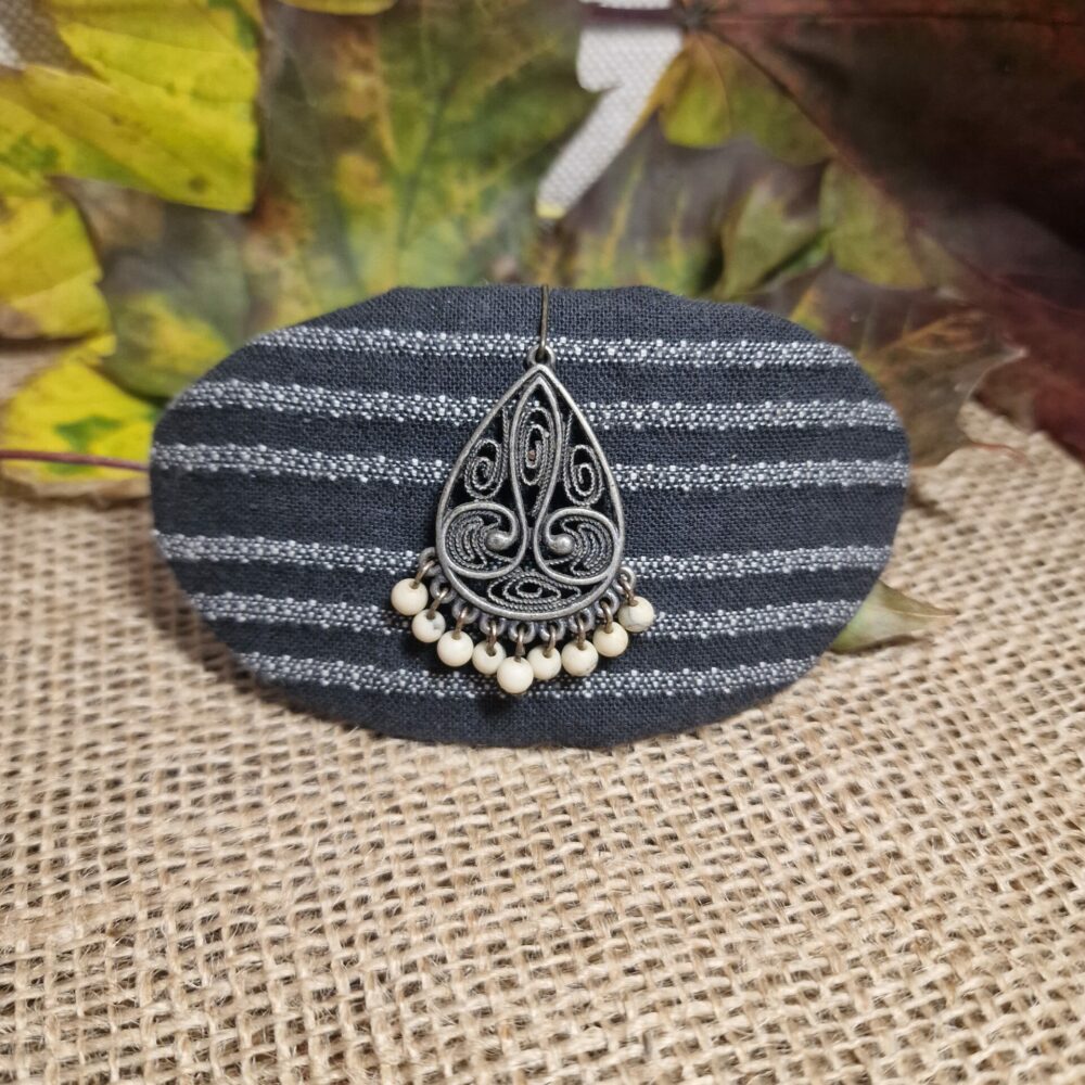 Pince à cheveux artisanale en tissu gris rayé, décorée d’une breloque argentée avec petites perles ivoire