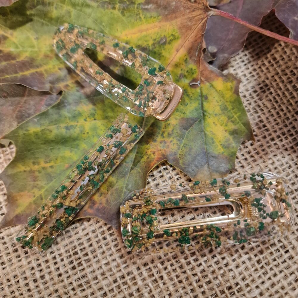 Ensemble de trois barrettes artisanales en résine transparente, inclusions de liège et éclats verts et dorés, attaches dorées