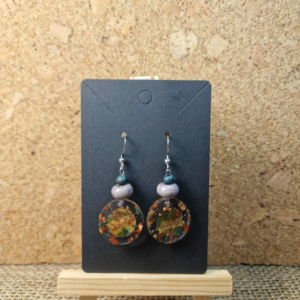 Boucles d’oreilles rondes en résine avec feuille multicolore et éclats de liège, perles de récupération et attaches argentées, création artisanale Cé’rénité