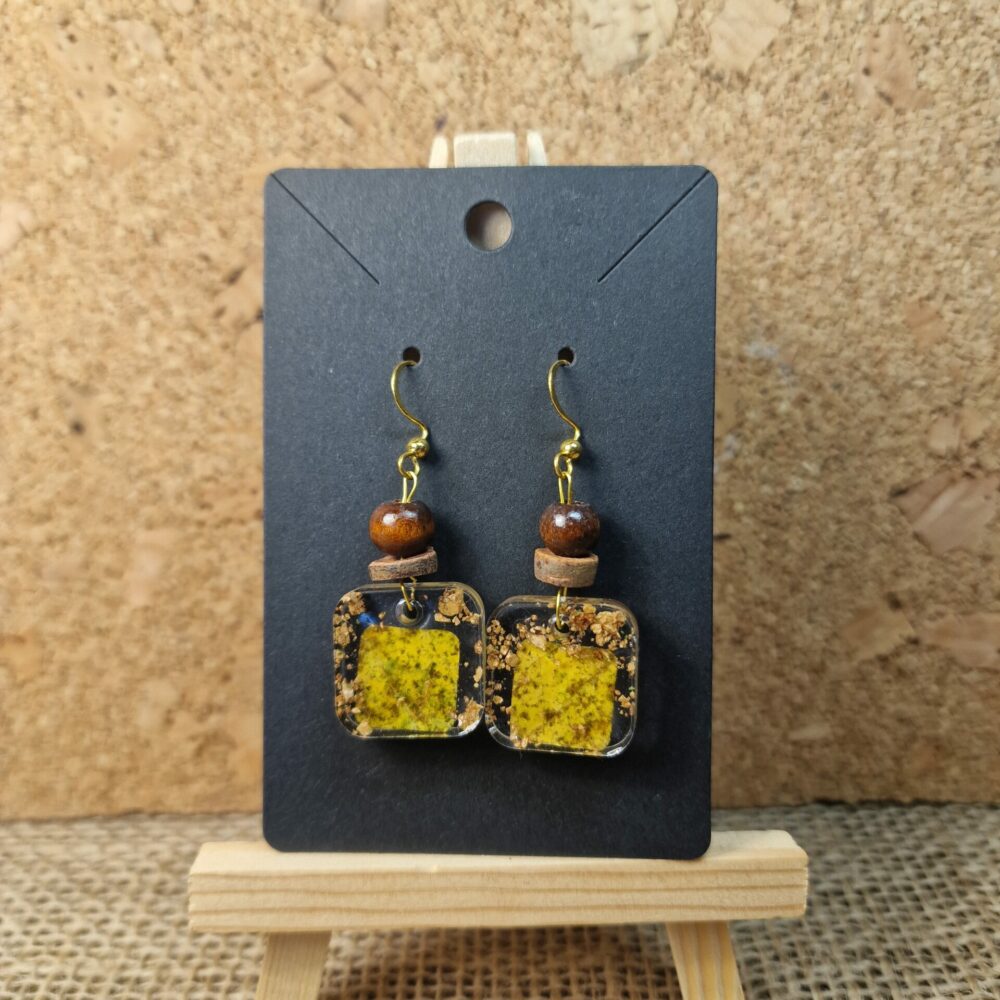 Boucles d’oreilles carrées en résine avec éclats jaunes et liège, perles brunes et attaches dorées, création artisanale Cé’rénité