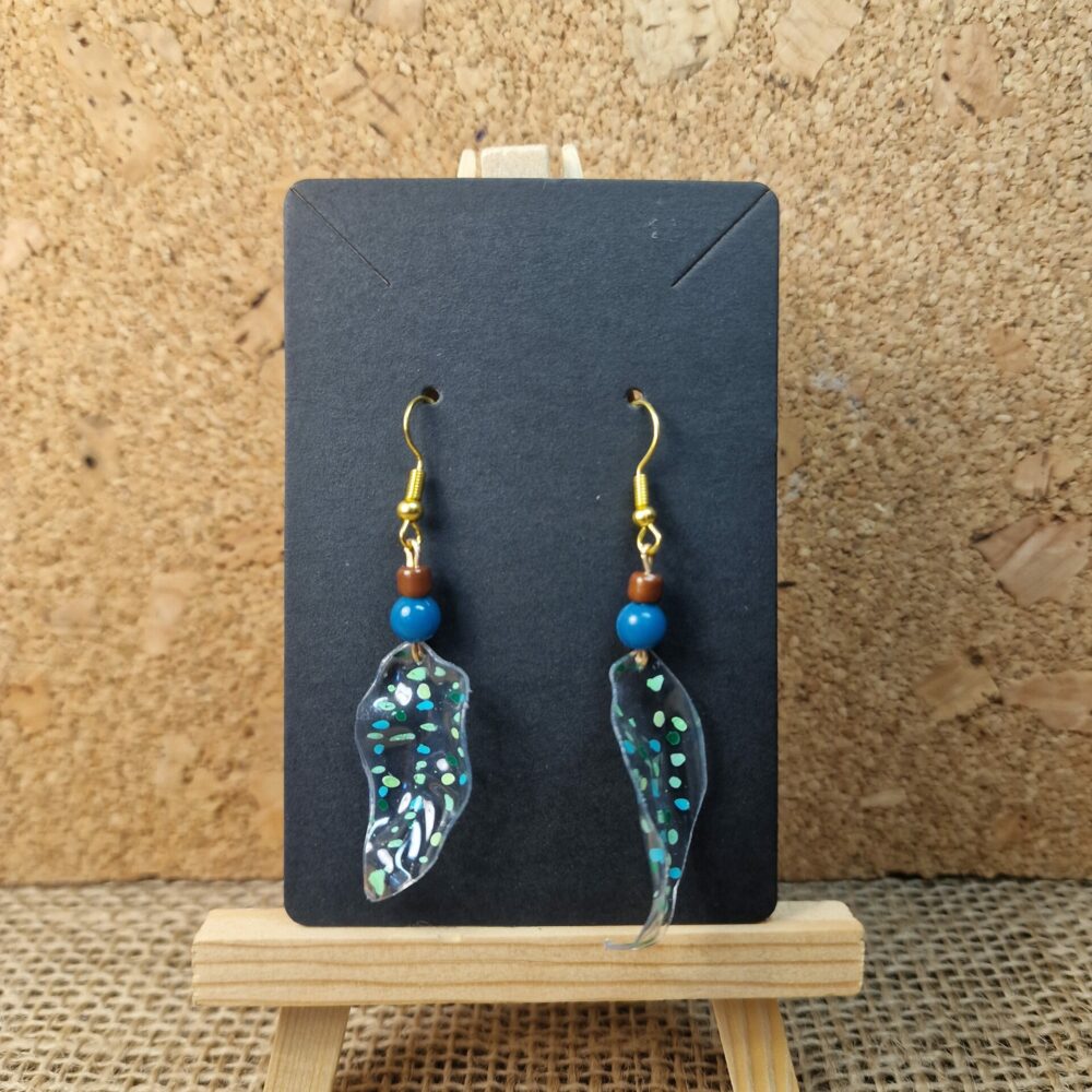 Boucles d’oreilles artisanales en plastique recyclé transparent avec reflets turquoise, 6 cm, perles de récupération bleu et brun, attaches dorées inoxydables, création Cé’rénité