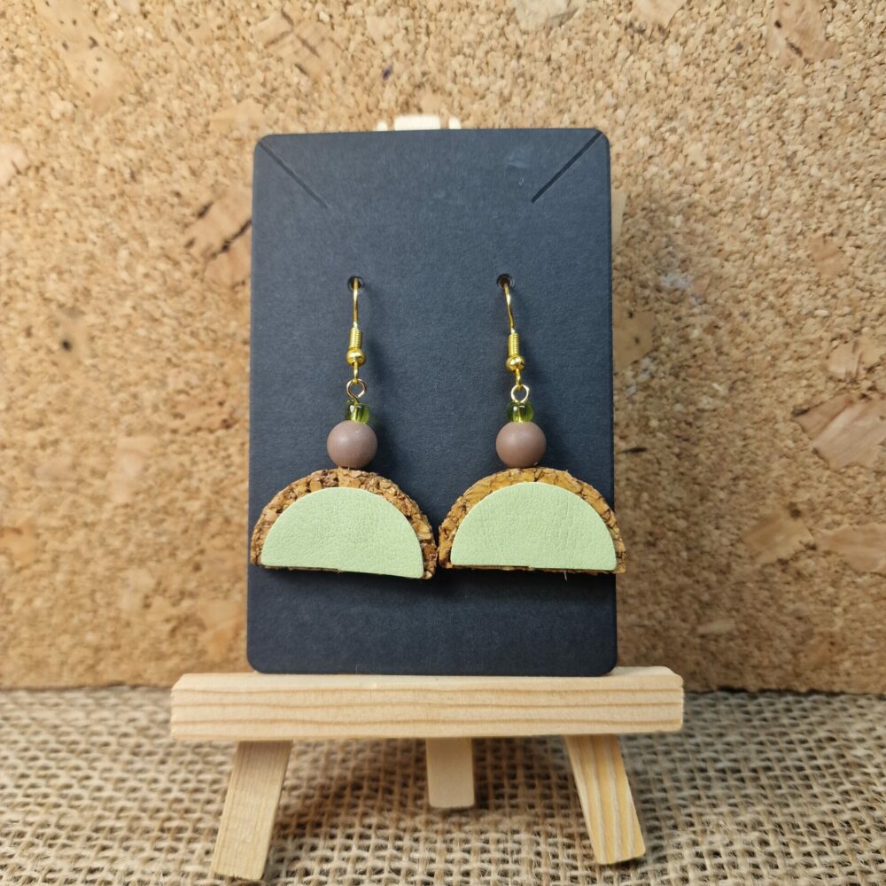 Boucles d’oreilles artisanales en liège et perles vertes, attaches argentées en acier inoxydable (6 cm) – Cé’rénité