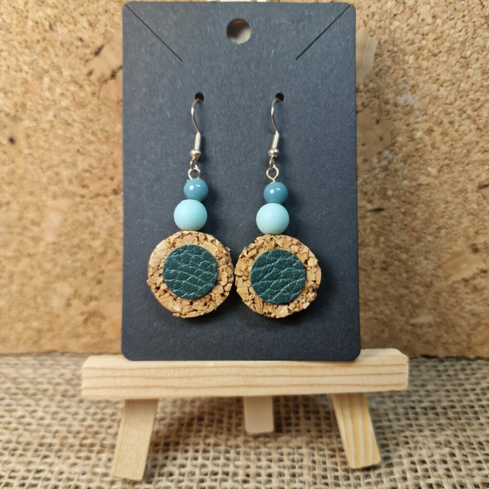 Boucles d’oreilles artisanales en liège et cuir vert sapin, 5 cm, avec perles de récupération turquoise et attaches argentées, création Cé’rénité