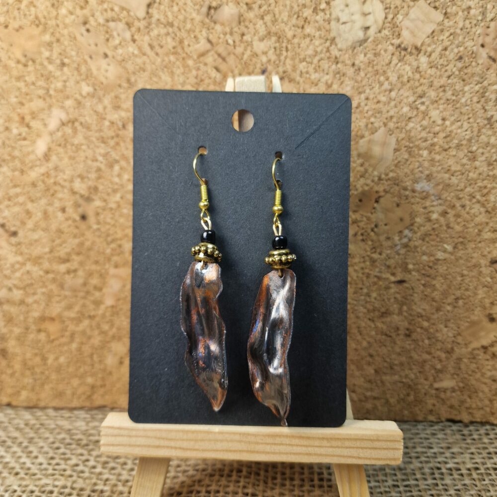 Boucles d’oreilles en plastique recyclé cuivre et noir avec perles de récupération, attaches dorées inoxydables, création artisanale Cé’rénité
