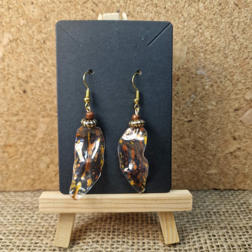 Boucles d’oreilles artisanales en plastique recyclé transparent peint orange et doré, 6 cm, avec perles de récupération brunes et dorées, création Cé’rénité