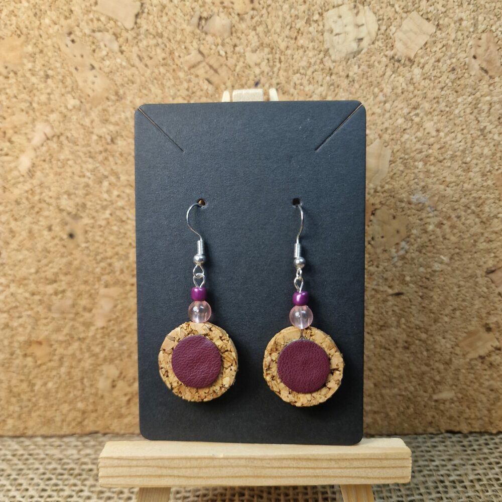 Boucles d’oreilles artisanales en liège et cuir bordeaux mauve, 5 cm, avec perles de récupération violettes et attaches argentées, création Cé’rénité
