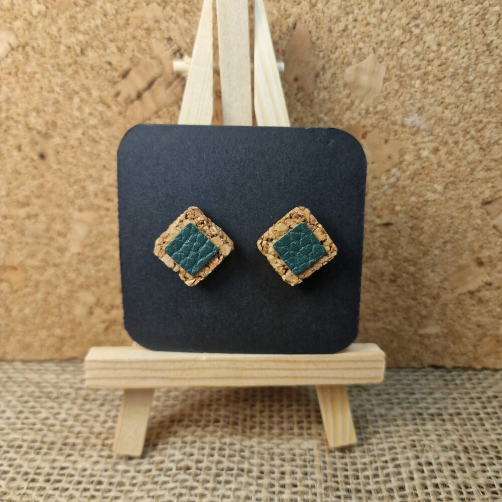 Puces d’oreilles artisanales en liège et cuir vert sapin, 1,5 cm, attaches argentées inoxydables, création Cé’rénité