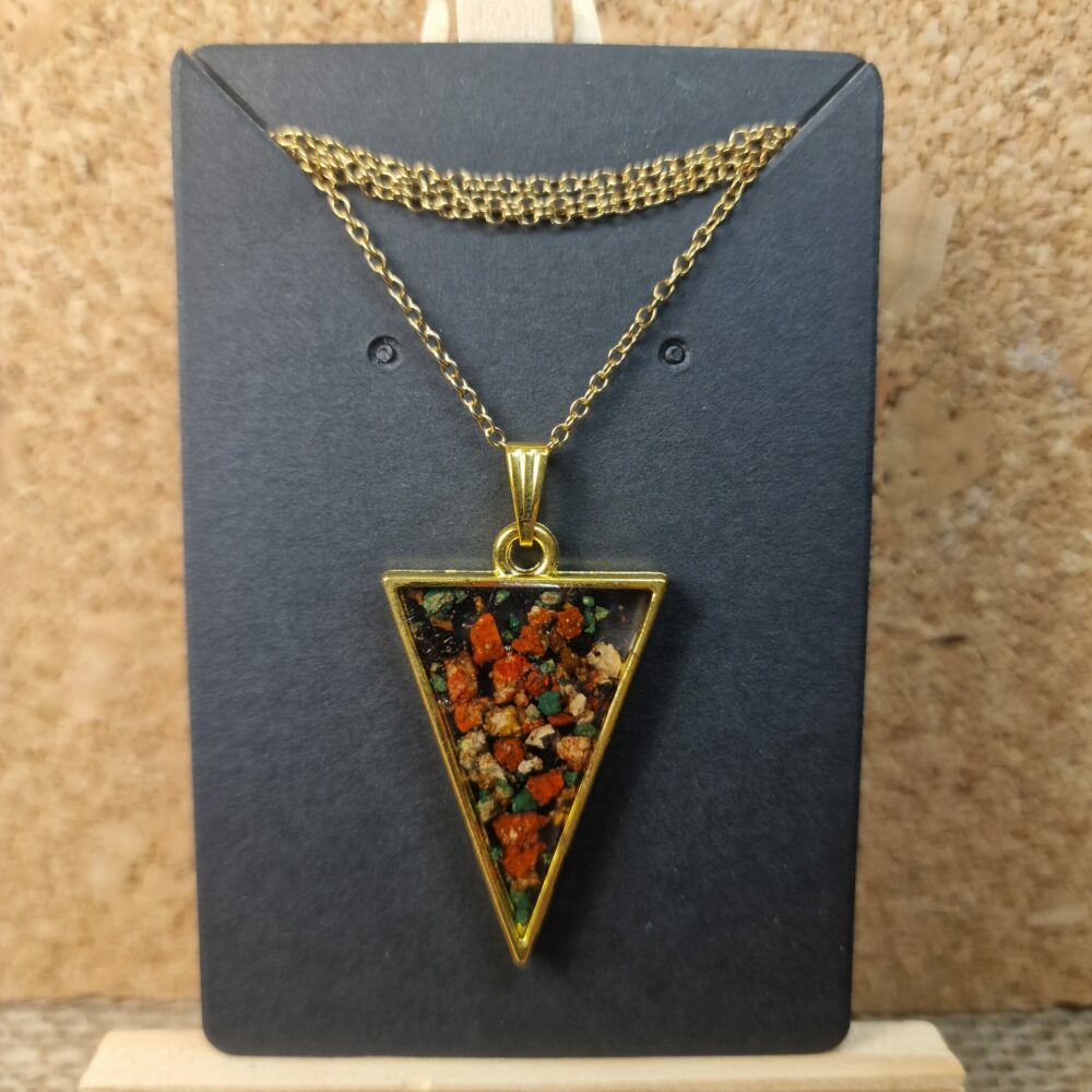 Collier pendentif triangulaire doré, éclats rouges, verts et noirs, chaîne inox 45 cm + 5 cm de chaînette de réglage, création artisanale Cé’rénité