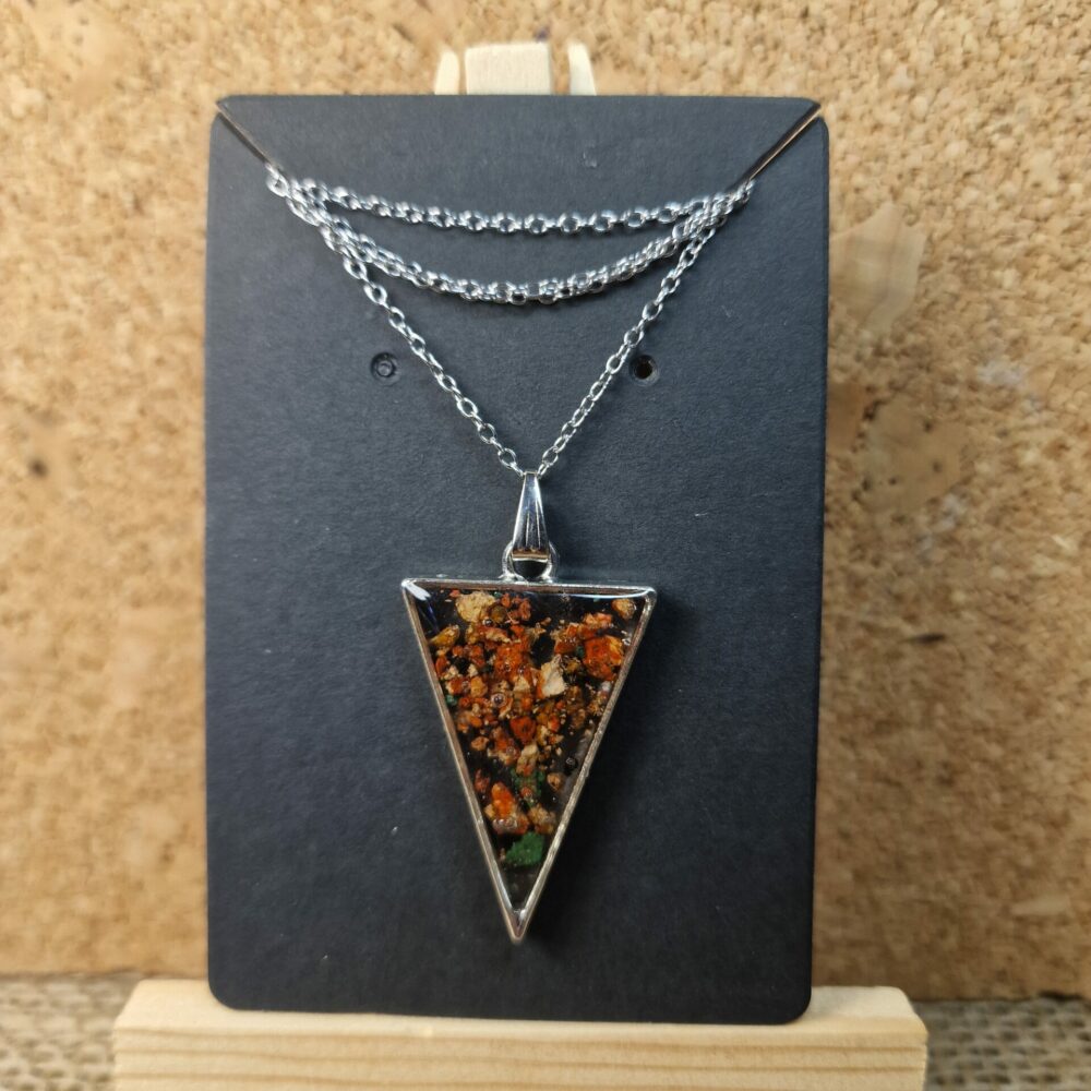 Collier pendentif triangulaire argenté, éclats rouges, verts et noirs, chaîne inox 45 cm + 5 cm de chaînette de réglage, création artisanale Cé’rénité