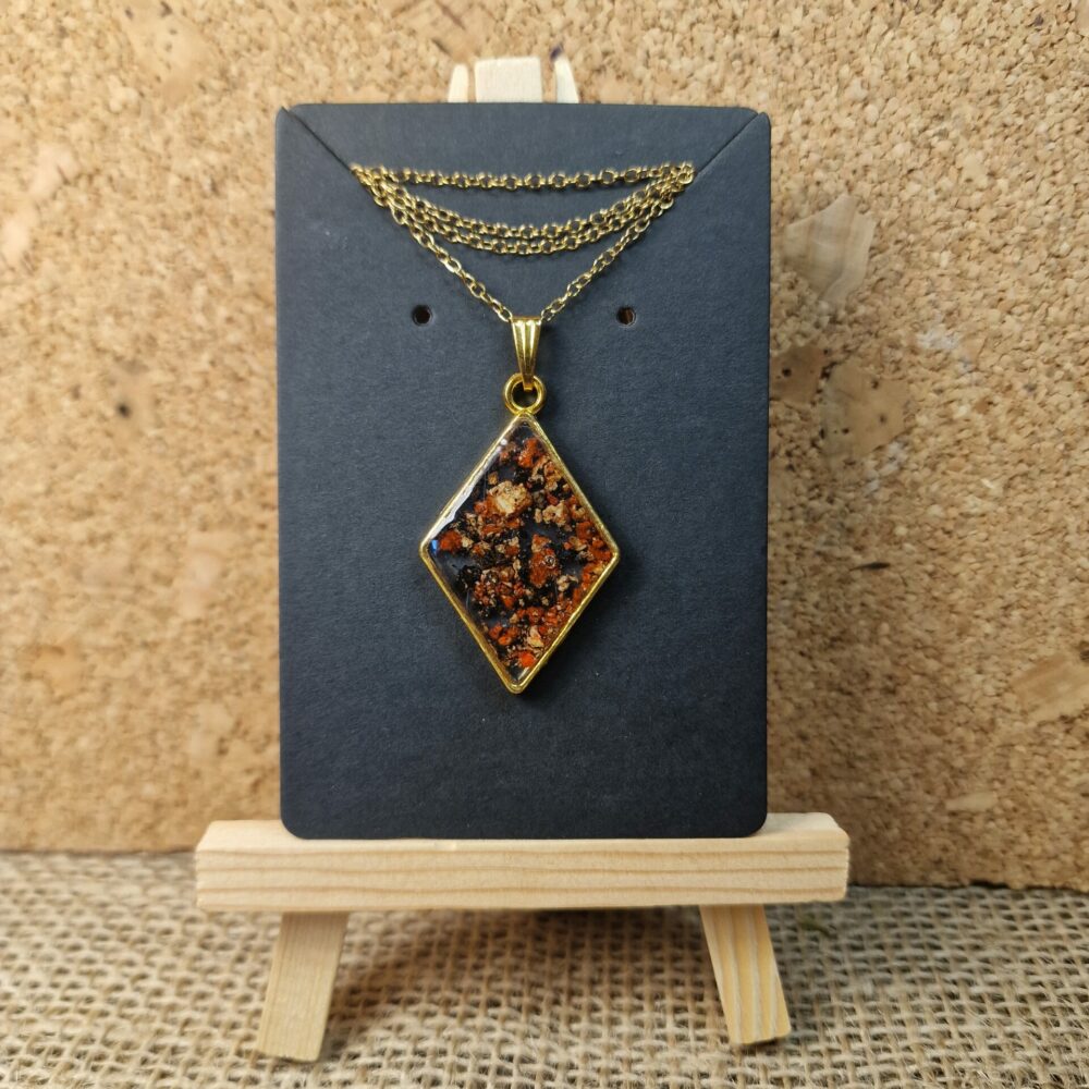 Collier pendentif losange doré avec éclats rouges, noirs et dorés, chaîne inox 45 cm + 5 cm de chaînette de réglage, création artisanale Cé’rénité