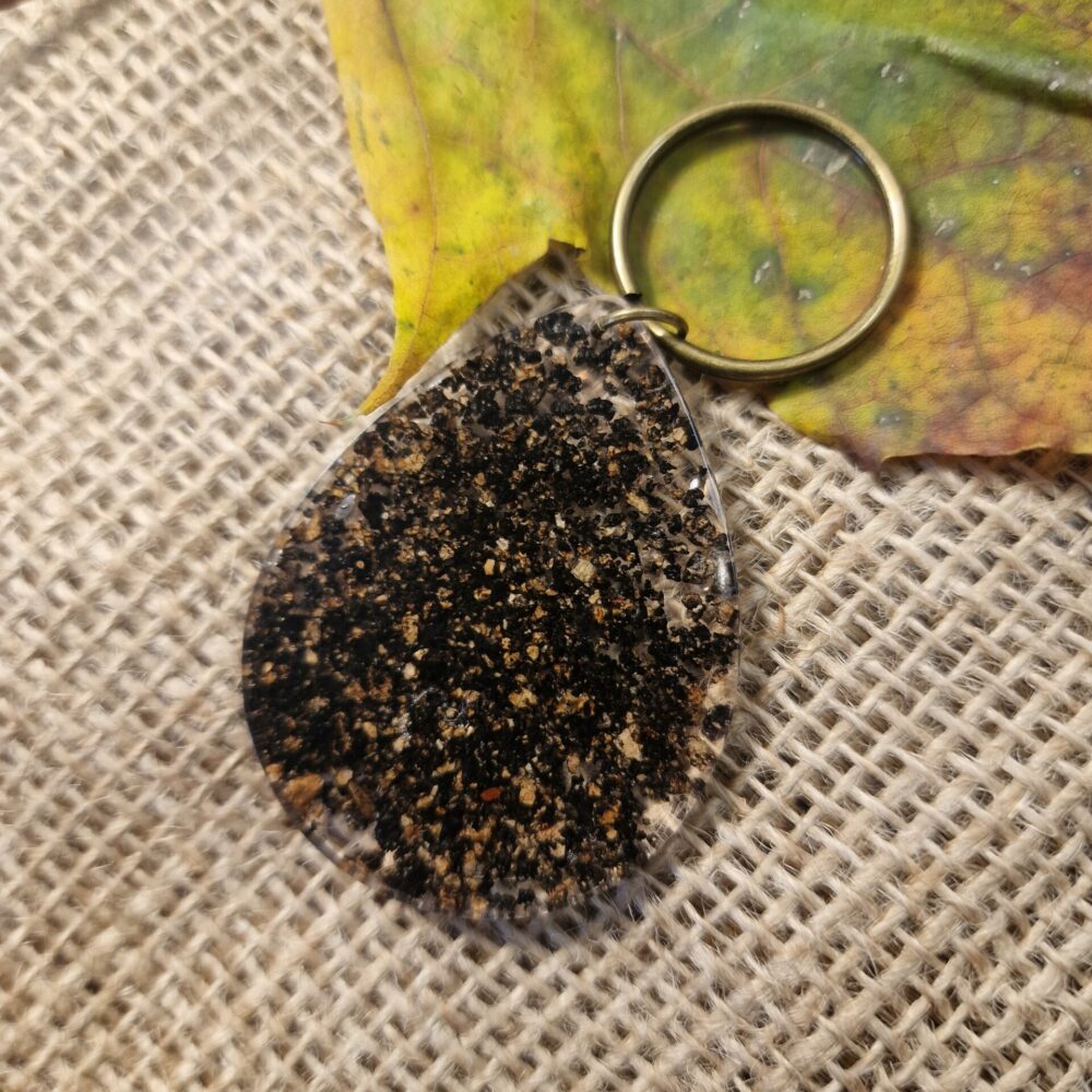 Porte-clé en forme de goutte, résine transparente avec éclats noirs et liège, anneau bronze, création artisanale Cé’rénité