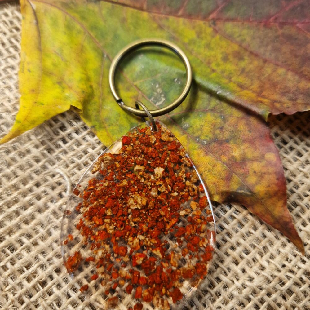 Porte-clé en forme de goutte, résine transparente avec éclats rouges et liège, anneau bronze, création artisanale Cé’rénité