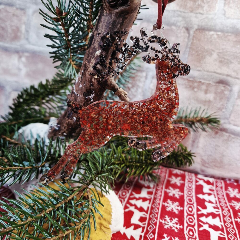 Suspension artisanale Cé’rénité en résine transparente et liège recyclé rouge cuivré, en forme de renne, avec cordon simili rouge.