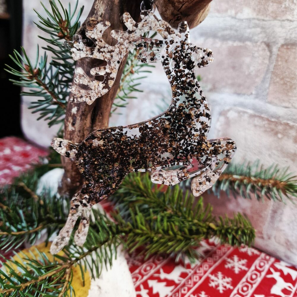 Suspension artisanale Cé’rénité en résine transparente et liège recyclé noir, blanc et naturel, en forme de renne, avec cordon simili noir.