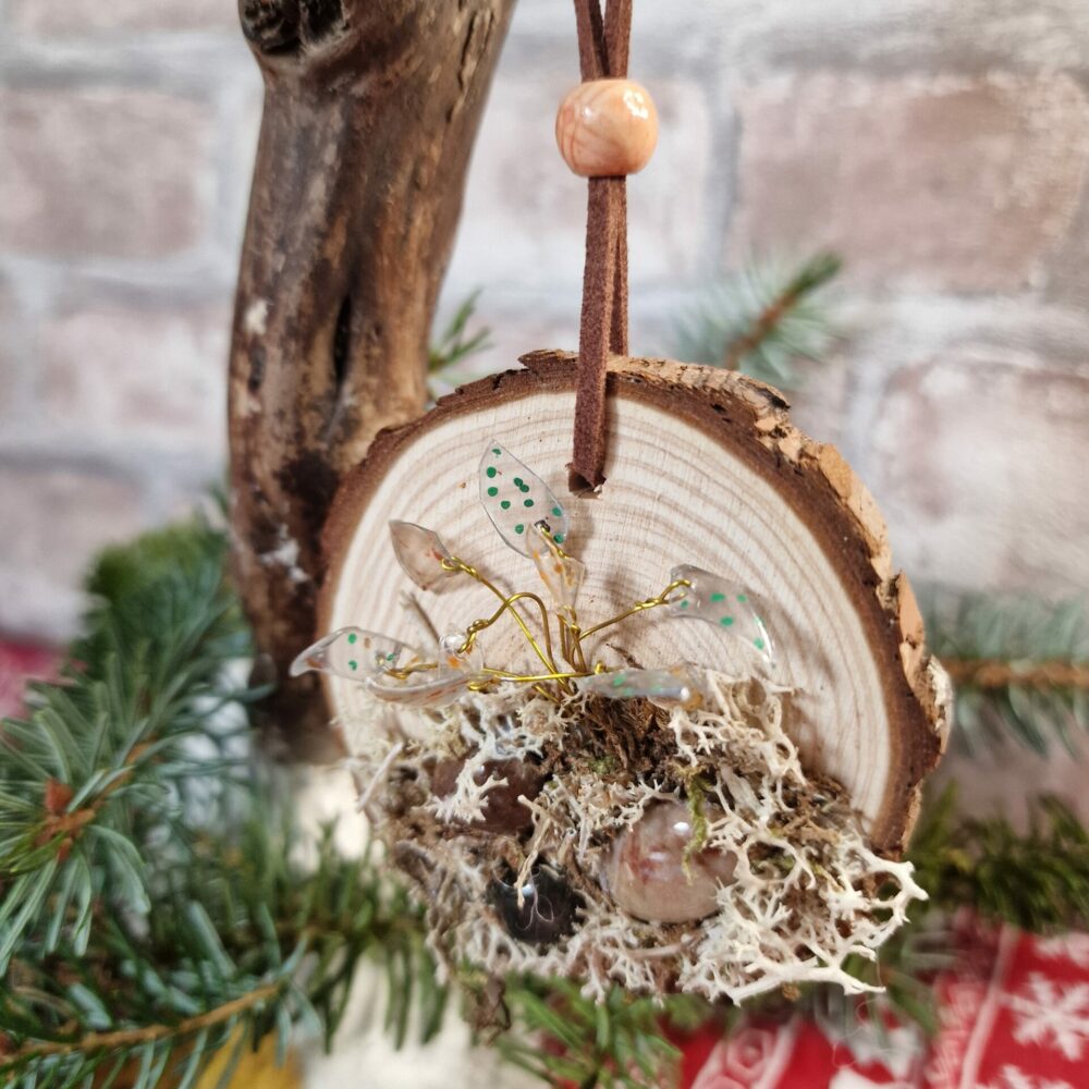 Petit arbre décoratif en fil de cuivre avec feuilles en plastique coloré, décoré de mousse, cailloux et breloque libellule, monté sur un rondin de bois d’environ 7 cm – création Cé’rénité