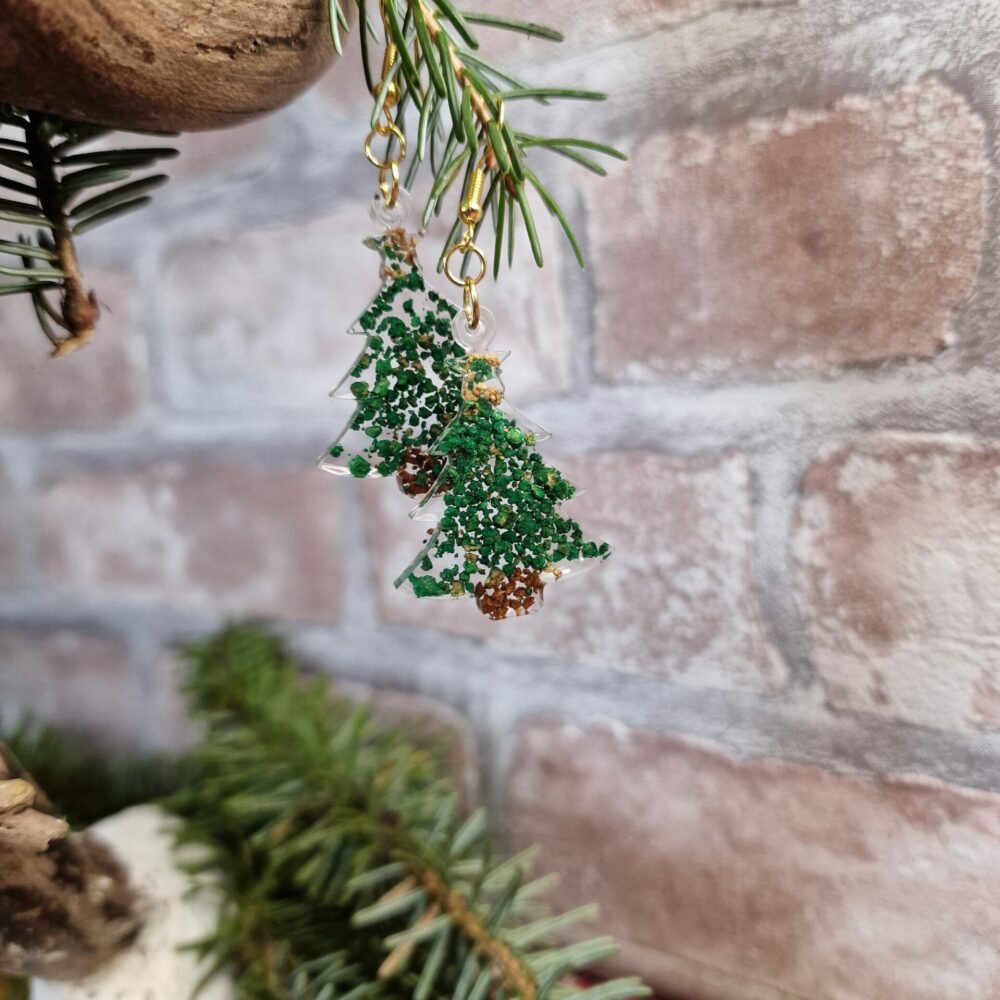 Boucles d’oreilles artisanales en forme de sapin en liège recyclé et résine verte/brun – Cé’rénité