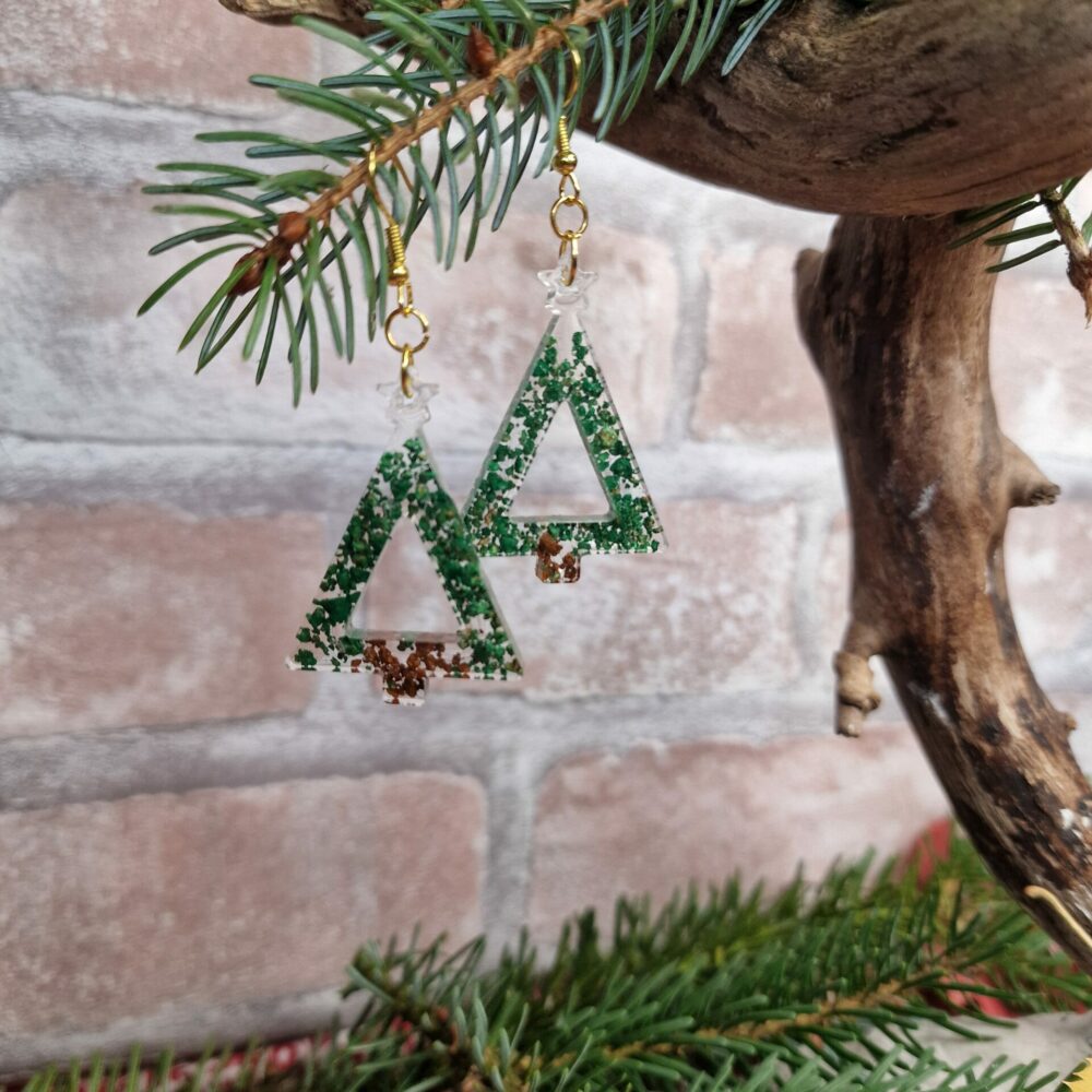 Boucles d’oreilles artisanales en forme de sapin en liège recyclé et résine verte/brun – Cé’rénité