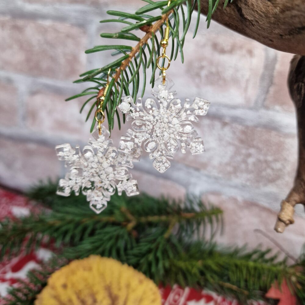 Boucles d’oreilles artisanales en forme de flocons en liège recyclé et résine doré/blanc – Cé’rénité