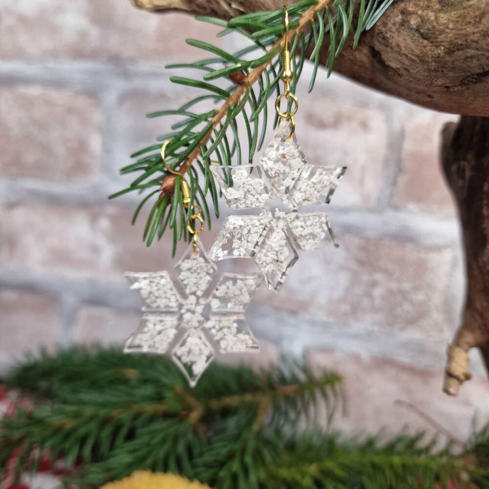 Boucles d’oreilles artisanales en forme de flocons en liège recyclé et résine doré/blanc – Cé’rénité