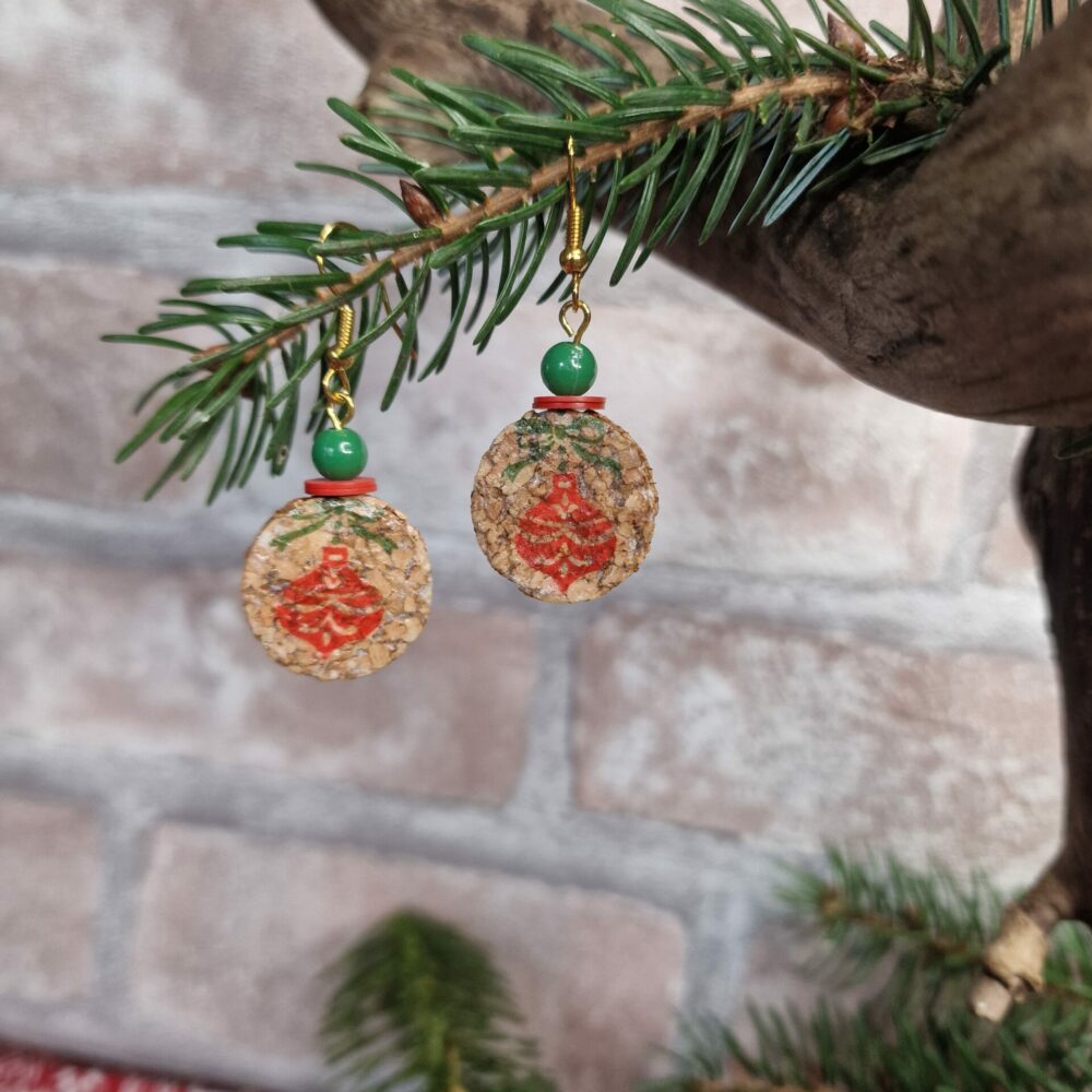 Boucles d’oreilles artisanales rondes en liège décoré de motifs rouges et verts, finition dorée – Cé’rénité