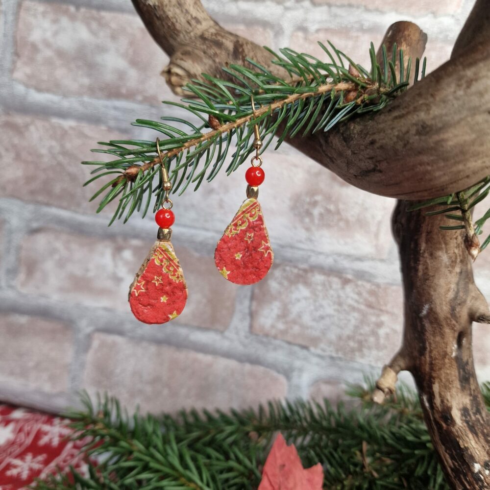 Boucles d’oreilles artisanales en liège décoré à la serviette rouge avec motifs dorés, perles rouges et attaches dorées – Cé’rénité