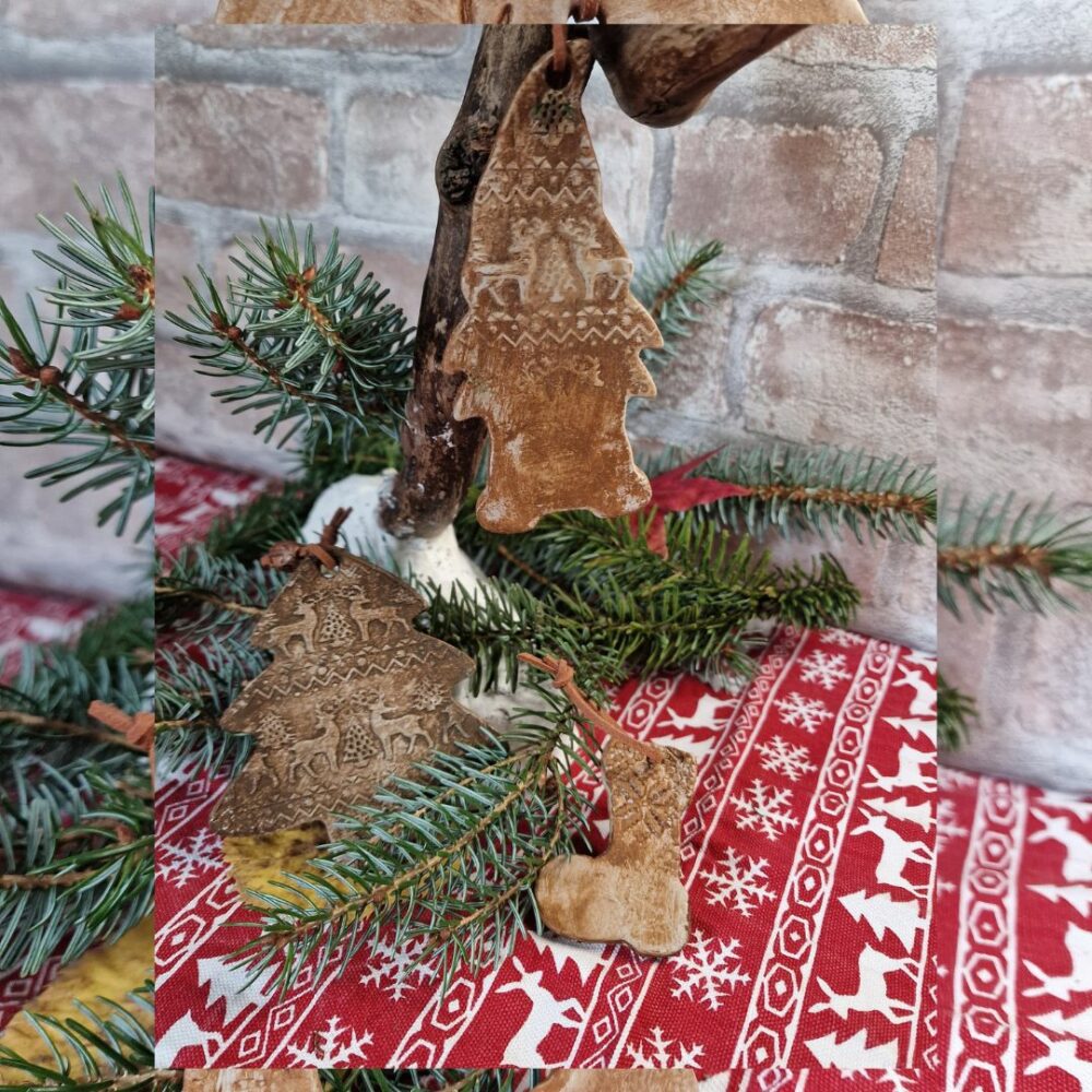 Suspensions artisanales en argile naturelle, formes sapins et médaillon, avec motifs nordiques et cordons en cuir – Cé’rénité