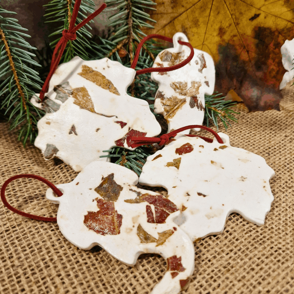 Suspensions artisanales en argile blanche avec feuilles naturelles, lot de 4 pièces d’environ 8 cm.